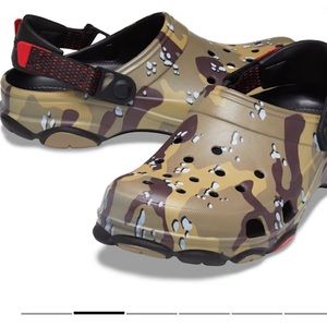 CROCS Men’s 7 Women’s size 8 Camo Crocs worn 5 times . LIKE NEW !